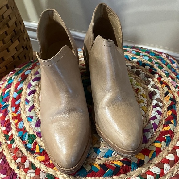 Nisolo Mia Almond Tan Women's Ankle Boots - Picture 2 of 7